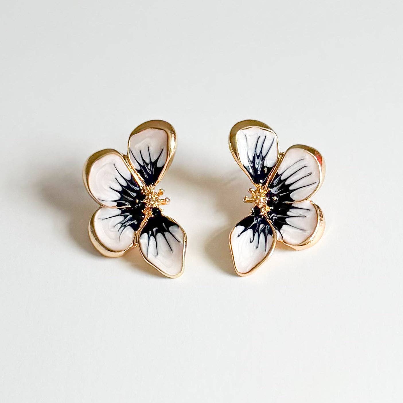 Pansy Stud Earrings: Blue